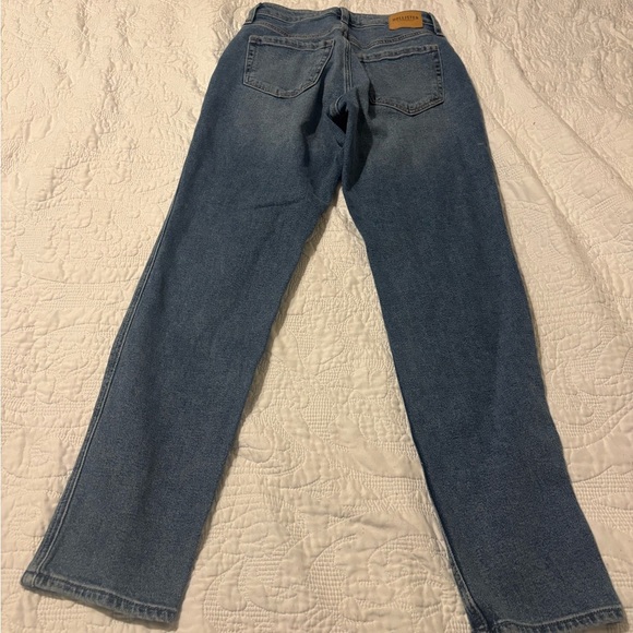 Hollister Curvy High-Rise Mom Jeans - Picture 8 of 9